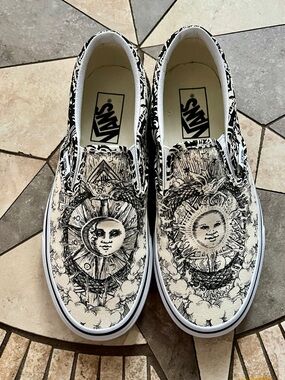 Vans Ouroboros Slip-Ons women’s size 6.5 🌝